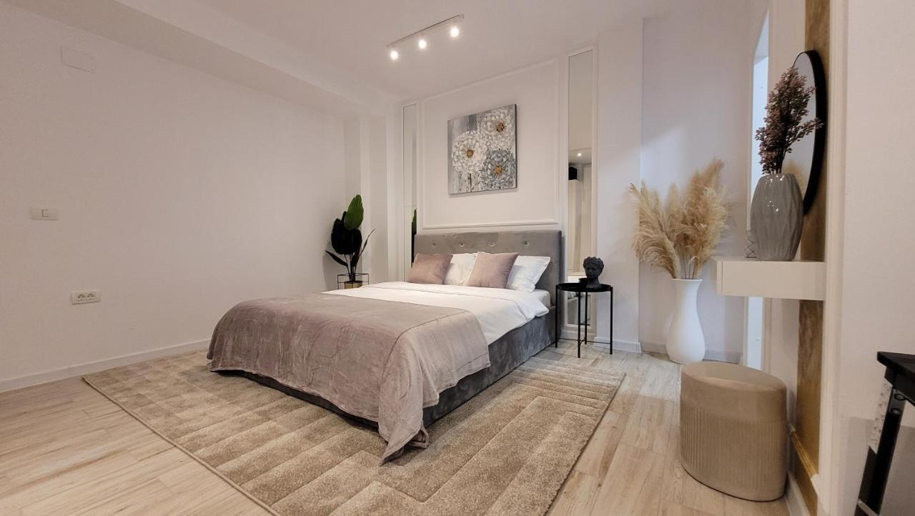 Luxury Mansion Appartement Boekarest Buitenkant foto